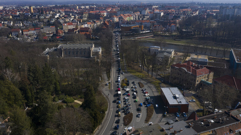 Die Öffnung der Görlitzer Stadtbrücke sorgt seit dem Morgen für lange Staus in der Görlitzer Innenstadt.  