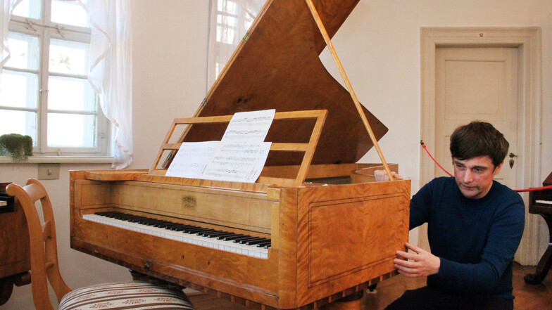Hat auf diesem Klavier Mozart gespielt? Stefan Hindtsche vom Musikinstrumenten-Museum in
Markneukirchen konnte die Antwort mit seinem Team herausfinden.