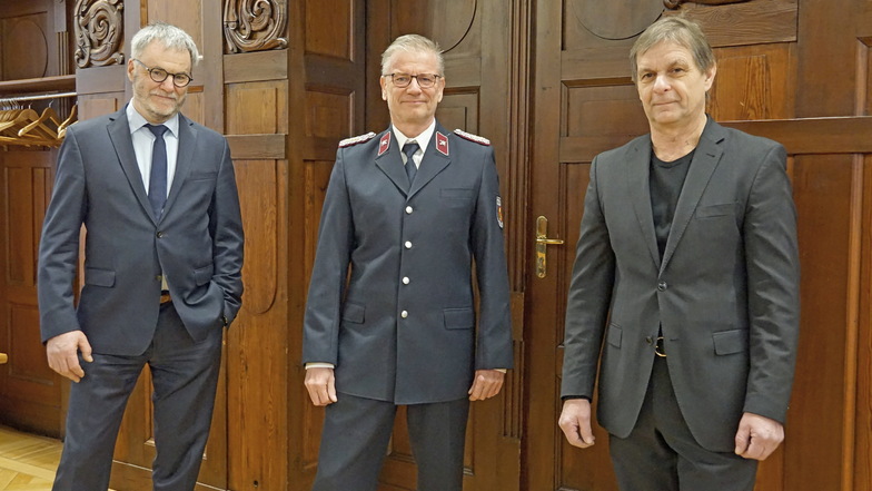 Oberbürgermeister Uwe Rumberg (l.) und Ordnungsamtsleiter Gerd Glöß (r.) begrüßen Sven Heisig als neuen Stadtwehrleiter.