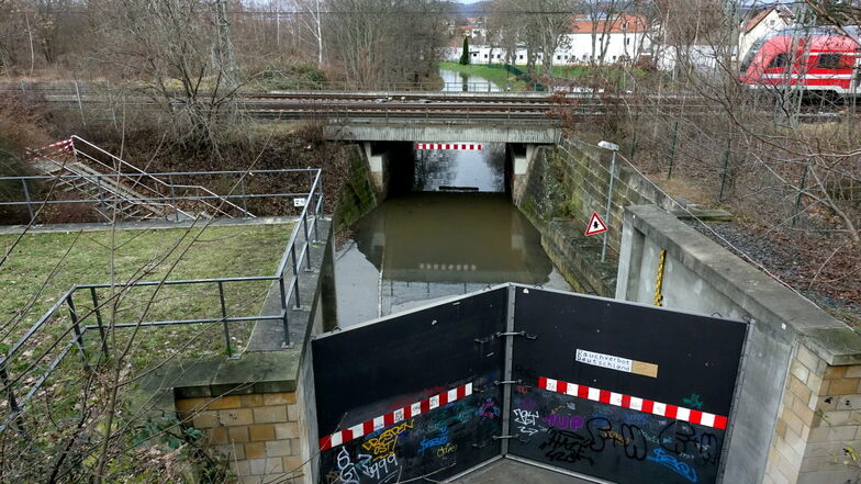 Abgeriegelt: Die Stadt Pirna hat das Flutschutztor an der Rosa-Luxemburg-Straße schon seit ein paar Tagen vor seiner Geschichte.