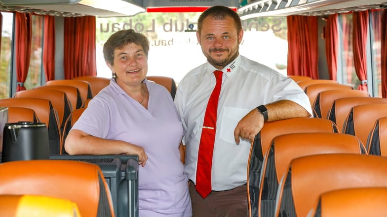 Dream-Team im Bus: die Leiterin der Löbauer DRK-Tagespflege Rita Steudtner-Fiedler und DRK-Seniorenclub-Chef Sebastian Wenzel.