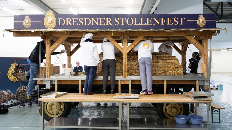 Mehrere Stunden haben Bäcker in der Dresdner Messe den Riesenstriezel gebaut, der auf dem Dresdner Stollenfest am 9. Dezember 2023 präsentiert wird.