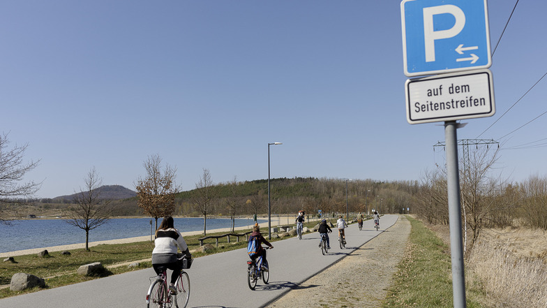 Die Zufahrt zum Berzdorfer See war zu Ostern für Autos gesperrt. Aber Radfahren und Spazieren waren erlaubt.