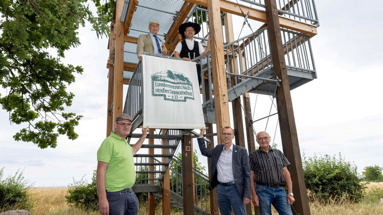 Die Aussichtsplattform an der Babisnauer Pappel ist wieder freigegeben. Thomas Westphal, Bürgermeister Heiko Wersig, Ullrich Ruppert (vorn v.l.) sowie Gerhart Pasch (oben l.) und Andreas Trux bei der offiziellen Einweihung.
