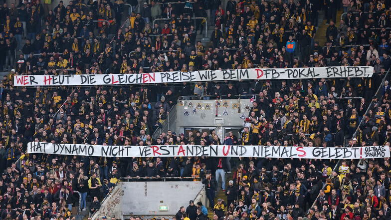 Banner im K-Block: Abgang von Dynamos Geschäftsführer gefordert