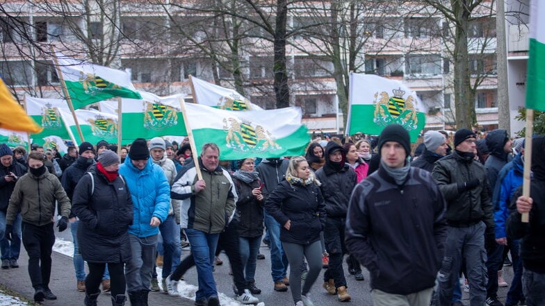 Immer wieder mobilisieren die selbsternannten "Freien Sachsen" zu Demonstrationen wie hier in Zwönitz. Die rechtsextreme Kleinpartei macht keinen Hehl daraus, dass sie die Demokratie ablehnt.
