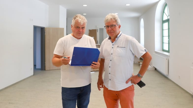 Das ist die frühere Mitropa-Gaststätte, in der Großschönaus Bürgermeister Frank Peuker (r.) und Bauamtsleiter Markus Hummel gerade stehen. Hier wird bis Ende September der Großschönauer Jugendclub einziehen. Außerdem soll es hier Möglichkeiten für auswärtige Schüler geben, die Zeit nach der Schule sinnvoll zu verbringen. Busse und Züge fahren hier direkt vor der Haustür.