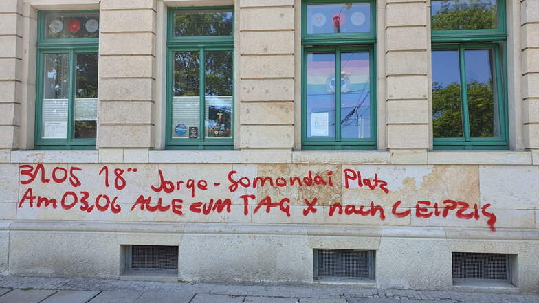 In Dresden haben Unbekannte ein Graffiti gesprüht (hier teilweise zu sehen), das im Zusammenhang mit dem Prozess gegen Lina E. steht.