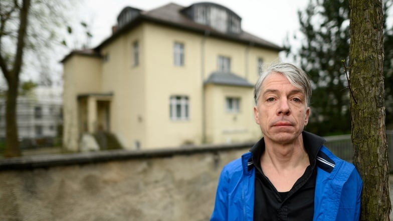 Markus Draper steht vor der einstigen KGB-Villa, dem heutigen Rudolf-Steiner-Haus im Dresdner Stadtteil Radeberger Vorstadt.