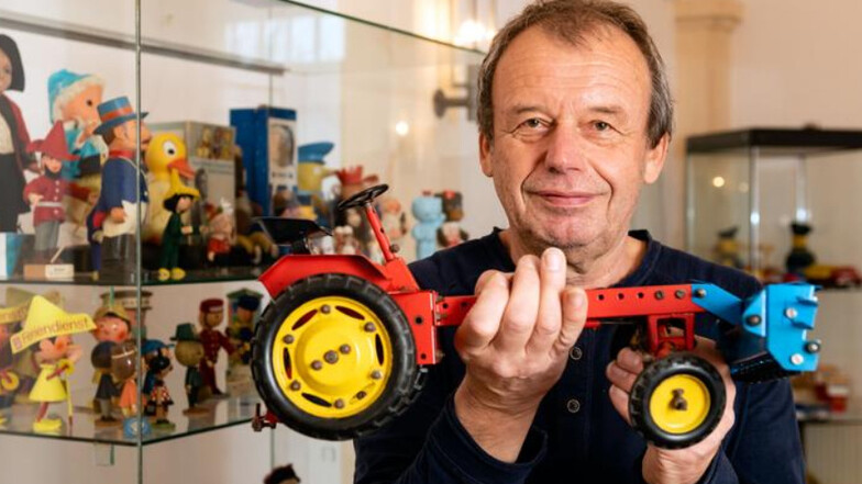 Spielzeugsammler Frank Lange zeigt das Modell eines Traktors RS 09 aus den ersten Jahren der DDR. Das Fahrzeug ist eins von rund 900 Exponaten, die der Putzkauer ab Sonntag im Barockschloss Rammenau ausstellt.
