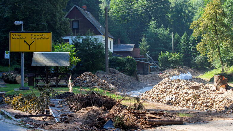 Ausgebaggertes Flussbett in Krippen. Der Wiederaufbau kann beginnen.