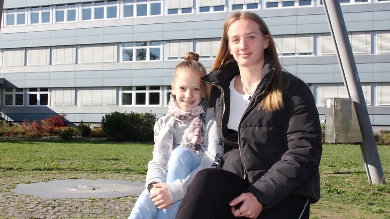 Am Vormittag lernen Selima Wardin und Lena Bednarz im Léon-Foucault-Gymnasium in Hoyerswerda.