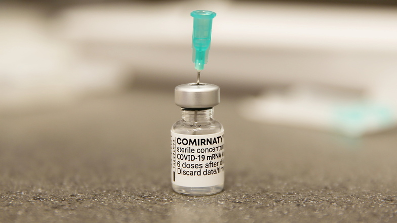 Der Impfstoff von Biontech/Pfizer löst offenbar eine relativ langanhaltende, starke Immunreaktion aus. Deshalb soll die Zweitimpfung nach Astrazeneca mit diesem Impfstoff erfolgen.