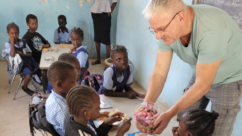 In diesem Jahr reiste der Hoyerswerdaer Ralf Gerstmann nach Brikama in Gambia und finanzierte Möbel für eine Kindergartenschule. Für November hat der 60-Jährige die nächste Reise nach Afrika geplant, um seine Hilfsprojekte direkt vor Ort mit Medikamenten