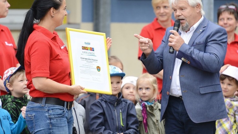Alt-Bürgermeister Andreas Eggert übergab Kita-Leiterin Peggy Fröde die Urkunde mit dem Zertifikat.