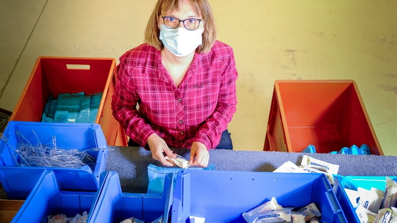 Diana Scheffler arbeitet in der Verpackungsabteilung der Behindertenwerkstatt in Kamenz. Die Einrichtung gehört dem Christlichen Sozialwerk.