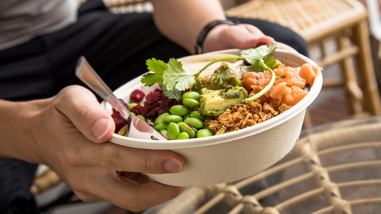 So sieht ein nahezu perfektes antientzündliches Essen aus: Eine Quinoa-Wildreis-Bowl mit Edamame, Lachs, Avocado und Roter Bete.