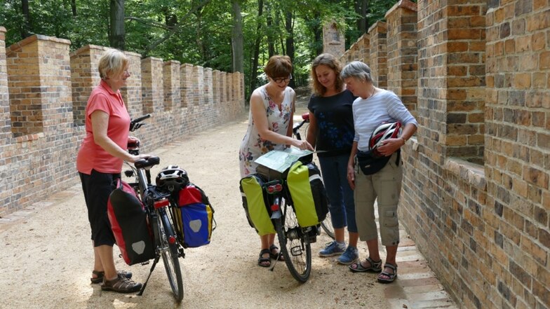 Auf dem Viadukt trafen Dr. Renata Stachanczyk und Barbara Iwlew (Mitte) Radwanderinnen aus Hannover, die auf dem Neißeradweg aus Zittau kamen.