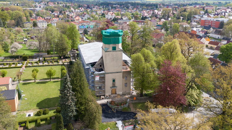 Ein Notdach bedeckt das Kirchenschiff der beschädigten Stadtkirche Großröhrsdorf.