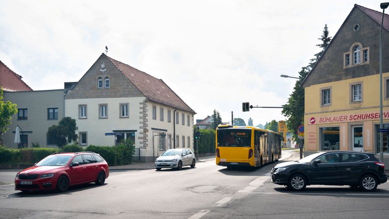 Das Gebäude auf der Bautzner Landstraße 161 (links im Bild) müsste abgerissen werden, wenn die Gleisschleife an den Taubenberg verlegt und die Kreuzung umgestaltet wird.