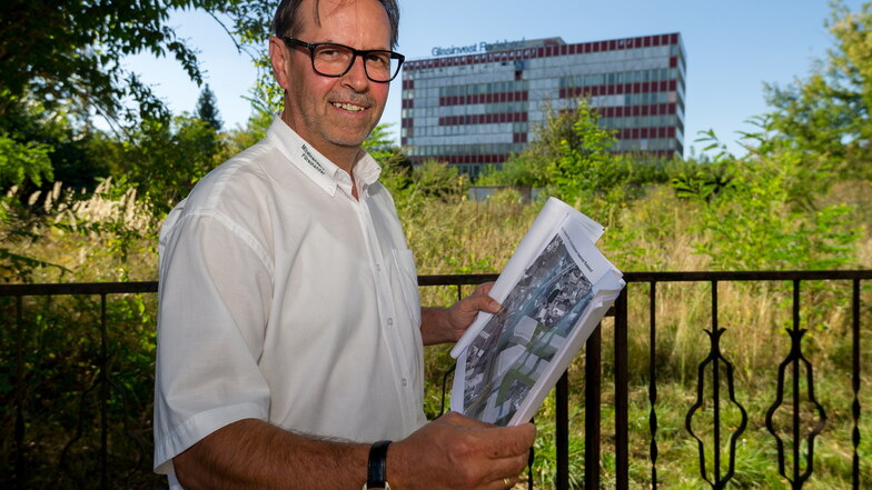Ein Foto aus besseren Zeiten: Frank Stritzke (61) vor dem Gebäude von Glasinvest in Radebeul. Die Volkssolidarität Elbtalkreis-Meißen hatte 2016 das erfolgreichste Halbjahr ihres Bestehens hinter sich. Aus dem Projekt wurde aber nichts.