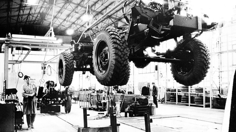 Ein Bild aus der jüngeren Vergangenheit: Blick in die Montage des VEB Roburwerke Zittau. Die Aufnahme entstand im März 1978 am Fahrgestellband.