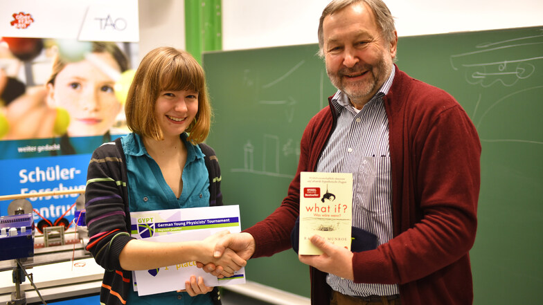 Professor Walter Zimmermann gratuliert Saskia Drechsel zu ihrem souveränen Abschneiden.