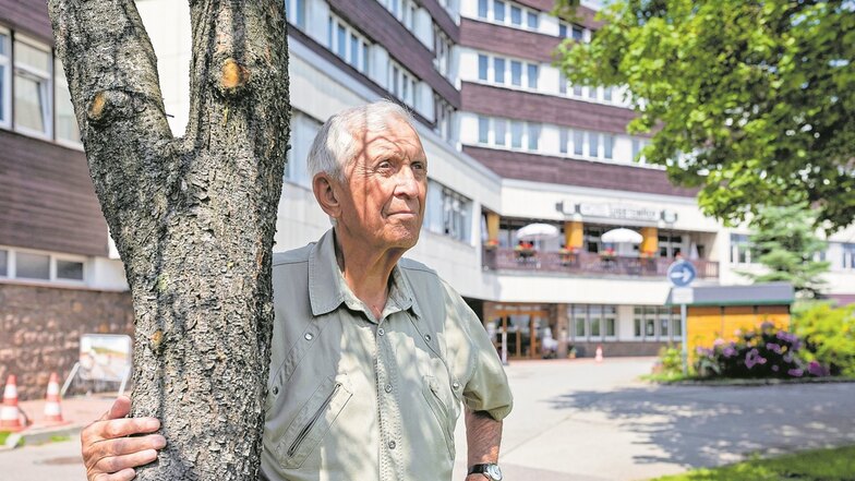 Noch immer nennen sie ihn in Zinnwald den „Langen von der Stasi“: Manfred Leubner hat 28 Jahre dem MfS gedient. Als Major übernahm er im Februar 1979 den Chefposten im nagelneuen Ferienheim „Am Lugstein“. Heute ist er im Reinen mit sich und seinem Leben f