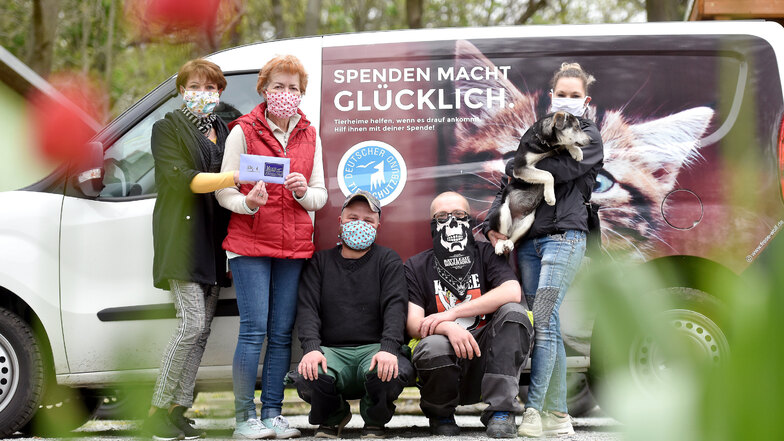 Die Bernstädter Boutique-Besitzerin Gabriele Düwell (links) übergab an die Leiterin des Tierheims Ramona Rude (2. von links) eine Spende in Höhe von 530 Euro, die sie mit ihren Masken eingenommen hat.