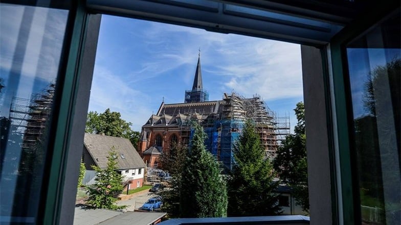 August 2014: Es ist tüchtig vorangegangen. So sind bereits die wiederhergestellten Zwerchhäuser auf dem Dach zu sehen, der Glockenturm ist eingerüstet.