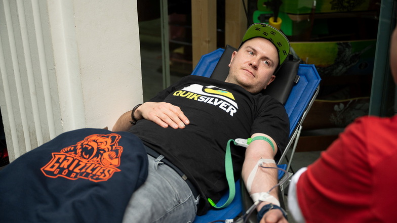 Tobias Friebel, Mitglied bei den Görlitz Grizzlies spendete ebenfalls Blut bei der Blutspendeaktion des DRK in Kooperation mit dem Görlitz Grizzlies.