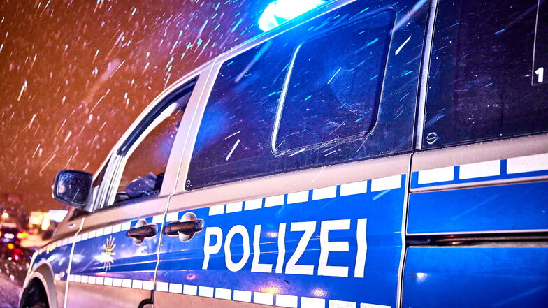 Heidenau: 23-Jähriger geht auf Polizisten los