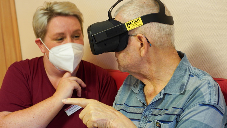 Alltaggestalterin Doreen Schmieder lässt einen Heimbewohner eine Virtual-Reality-Brille testen.