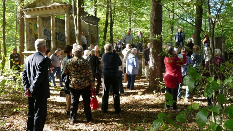 Die Teilnehmer der Konferenz besuchten die Grabstätte der Unternehmerfamilie Schiedt im Sorauer Wald.