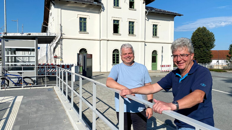 Bürgermeister Frank Peuker (r.) und Bauamtsleiter Markus Hummel sind froh, dass die Umgestaltung des Großschönauer Bahnhofes immer konkretere Formen annimmt.