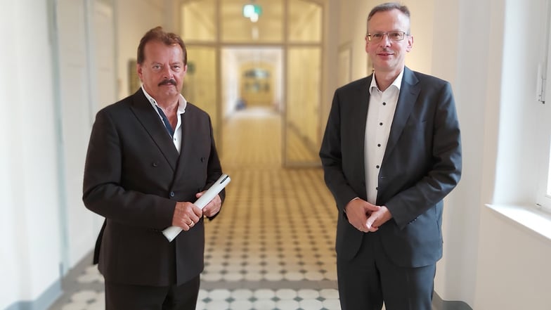 Physisch auf Abstand, in den Gedanken oft sehr nah beieinander: Prof. Michael Albrecht (l.) und Rainer Striebel. Die Aufnahme entstand unmittelbar nach dem zweieinhalbstündigen Interview.