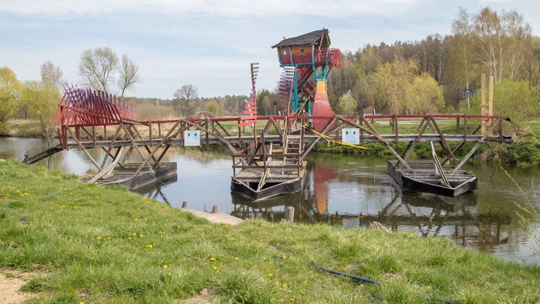 An dieser Schwimmbrücke auf der Kulturinsel Einsiedel in Zentendorf nördlich von Görlitz. verfing sich Schwemmholz.