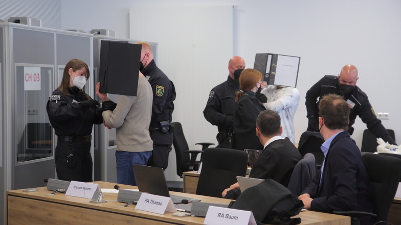Die Angeklagten zu einem früheren Prozesstag vor Gericht in Dresden.