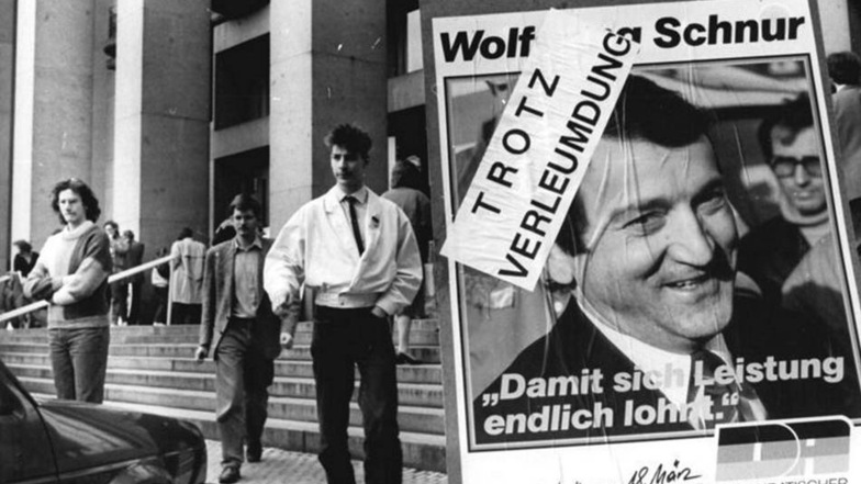 11. März 1990 in Dresden: Die Delegierten des Wahlparteitages des Demokratischen Aufbruch haben sich trotz Vorwürfen gegen Wolfgang Schnur geschlossen hinter den Vorsitzenden gestellt. Plakat vor dem Tagungsgebäude, dem Hygienemuseum Dresden.