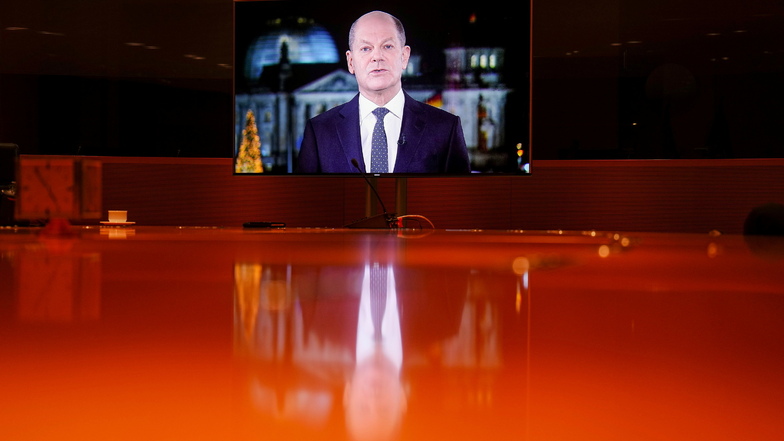 Auf einem Fernseher ist die Aufzeichnung der Neujahrsansprache von Bundeskanzler Olaf Scholz (SPD) für das Jahr 2022 zu sehen.