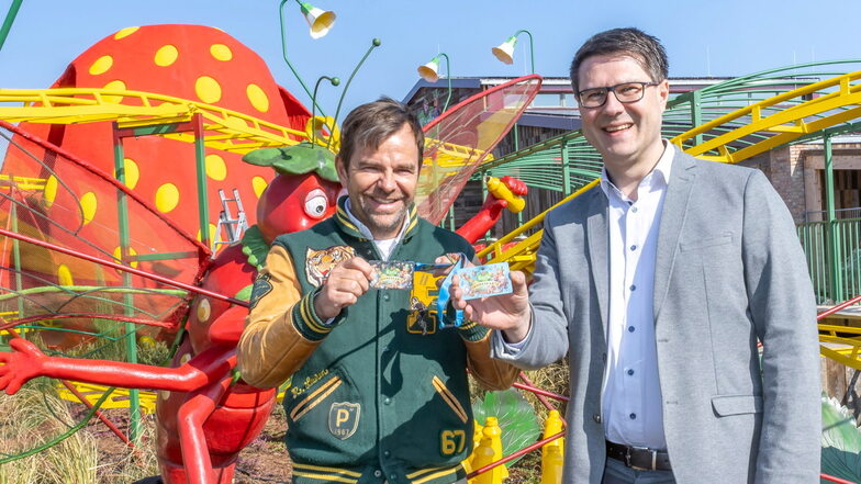 Karls-Chef Robert Dahl (links) und Döbelns Oberbürgermeister Sven Liebhauser mit der Jahreskarte für den Freizeitpark, die für die Döbelner eine zeitlang günstiger ist.