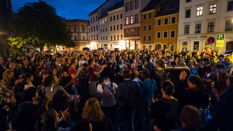 Hunderte tanzten am späten Sonnabendabend auf dem Görlitzer Klosterplatz zu den Klängen der Dresdner Brassband "Banda Comunale".
