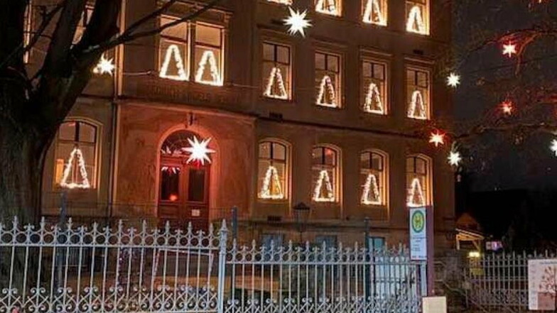 Die Fenster der Kleinnaundorfer Schule sind noch bis zum 2. Februar weihnachtlich geschmückt. Dann endet die 40-tägige Zeit nach Weihnachten mit Maria Lichtmess.