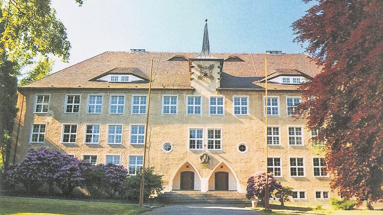 Die 1928 eingeweihte Pestalozzi-Schule Neusalza-Spremberg. Architekt war der Zittauer Richard Schiffner. Das in hellen Farben gehaltene Gebäude ist als Denkmal baugeschichtlich und ortsgeschichtlich von Bedeutung.