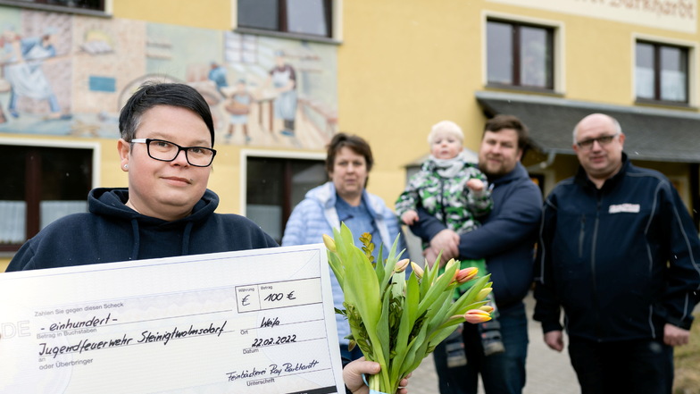 Isabel Lange-Leuteritz von der Freiwilligen Feuerwehr Steinigtwolmsdorf freut sich über den Scheck von der Bäckerei Burghardt in Weifa. Das Geld war über den Verkauf spezieller Floriansbrote zusammen gekommen.