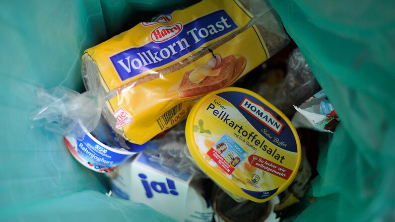 Etwa elf Millionen Tonnen Lebensmittel landeten jedes Jahr in Deutschland im Müll.