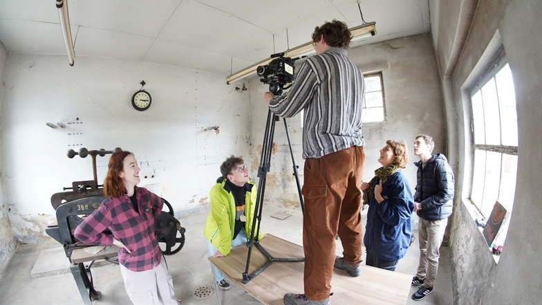 Junge Leute drehen Filme mithilfe von KI in Löbau - unter anderem in der Nudelfabrik. Im Bild: Ben Jäger, Callie Parker, Alwin Glück, Niklas Woite und Sierra Hatami.