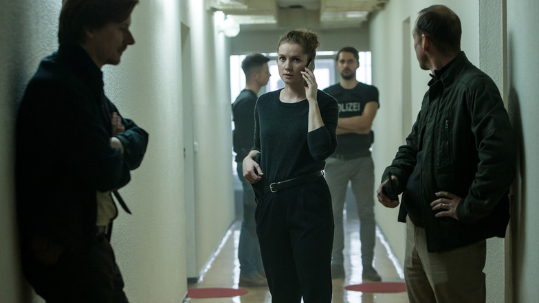 Leonie Winkler, gespielt von Cornelia Gröschel, berichtet ihrem Chef, dass die Tatwaffe gefunden wurde. Gedreht wurde diese Szene in einem Studentenwohnheim in der Gerokstraße in der Johannstadt.