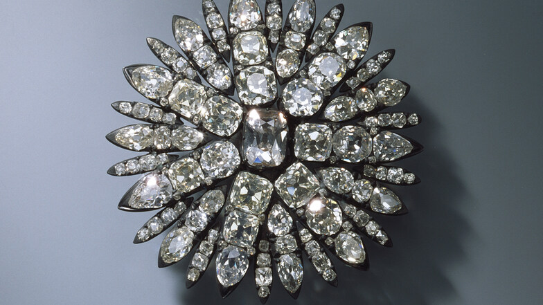 Zur Beute gehört diese Haarspange in Form einer Sonne aus dem Diamantschmuck der Königinnen, die August Gotthelf Globig (1782-1807) gefertigt hat. Das Schmuckstück ist mit 127 Brillanten besetzt und besteht aus Silber.