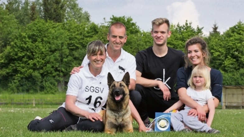 Familienfoto mit Siegerhund: Christine Schmidt (links) errang bei Landesmeisterschaft in Massanei mit ihrer Hündin Tess den ersten Platz. Mit ihr freut sich die Familie mit Ehemann Tino und den Kindern Tito, Tibby und Lina.